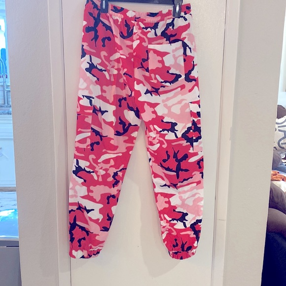 ✨NWT ROMWE Pink Unisex Cargo Pants! ✨ - Picture 3 of 5